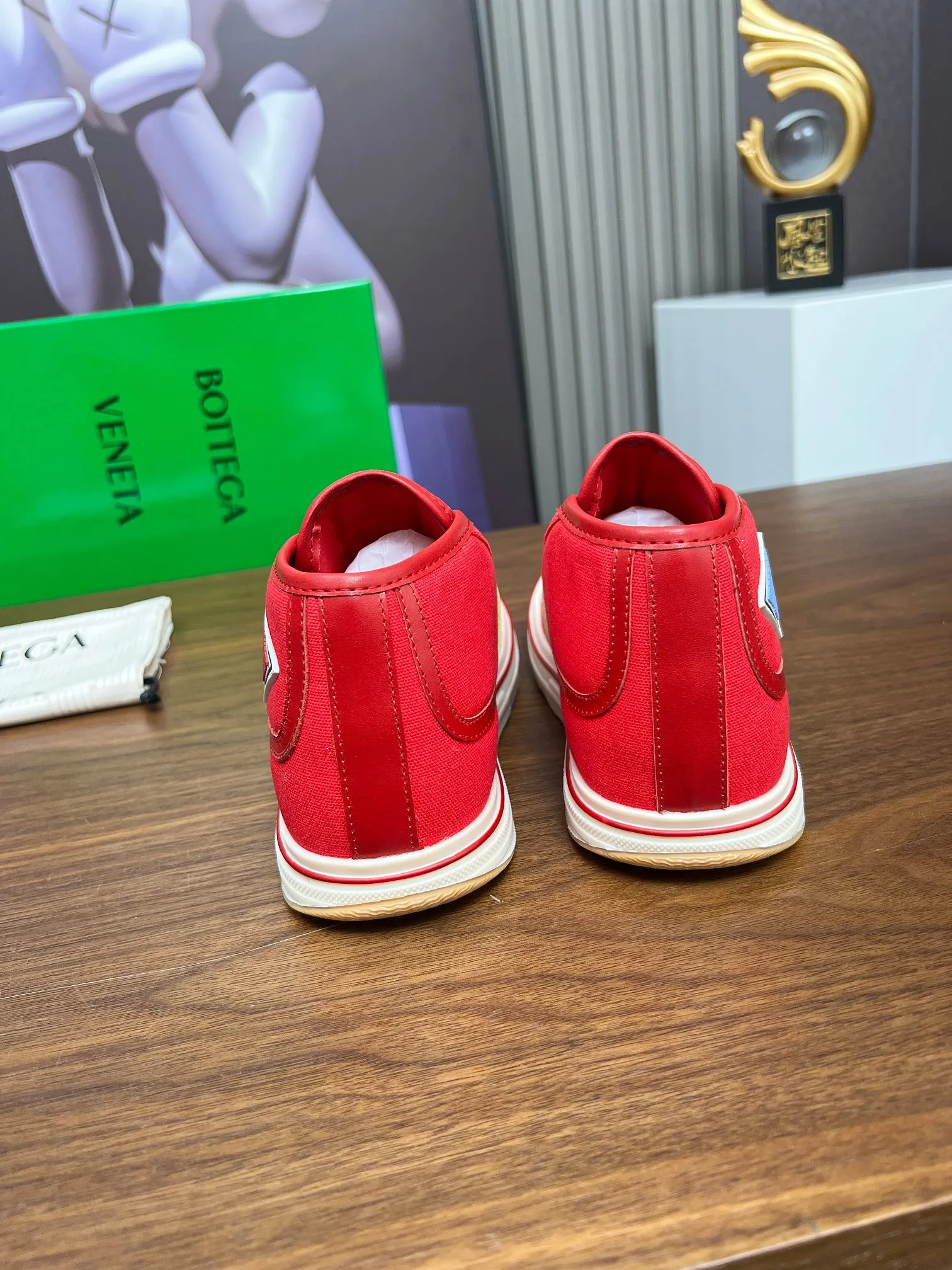 Men's men's shoes 💰520💰 Bottega Veneta BV's latest Eliot series retro basketball shoes casual sports canvas shoes 🔥Become a god when it is launched!🔥 Inspired by retro basketball sneakers, the color combination highlights youthful vitality and perfectly interprets the theme of youth and childlike innocence. The details are also very particular. The summer canvas brings excellent durability and comfort. Designs such as calfskin trim, rubber toe caps and hand-painted retro red lines are full of retro feel. The round toe and convex sole add a modern feel and are suitable for various styles. Easily create a fashionable atmosphere. The upper foot is the focus...can be worn as a couple's shoes...The red lines on each shoe edge are hand-painted, which adds more taste and attitude! ✦Fabric: Original customized high-density canvas + cowhide ✦Inner lining: original customized breathable canvas ✦Insole: movable latex cowhide insole ✦Sole: original molded non-slip and wear-resistant TPU material ✦Sole thickness: 3cm ✦Number of sizes: female size 35--40, female 40 is customized and non-returnable ✦Number: male size 39--45, male 45 is customized and non-returnable